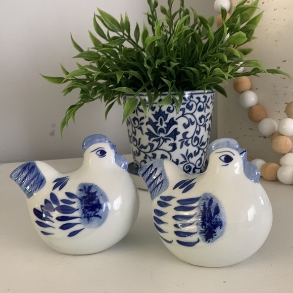 Chinoiserie‎ Set of two Chickens Salt Pepper Blue White Farmhouse blue white - Picture 6 of 11